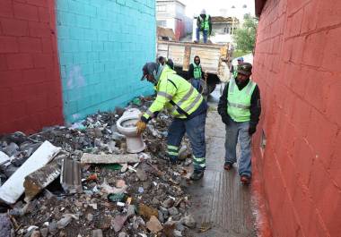 Cuadrillas retiraron basura y escombro de callejones para mejorar las condiciones en la colonia.