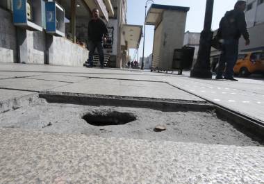 El mal estado de algunas banquetas del centro de la ciudad no solo pone en riesgo a invidentes; cualquier ciudadano puede sufrir un accidente.