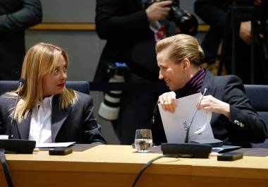 La primera ministra italiana, Giorgia Meloni (i), habla con la primera ministra danesa, Mette Frederiksen (d), durante una mesa redonda en la cumbre de la UE en Bruselas.