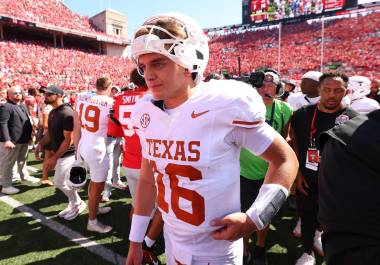 Manning, quarterback de Texas arrancó 2026 con 500 yardas, cinco touchdowns y dos intercepciones en sus primeros dos partidos.