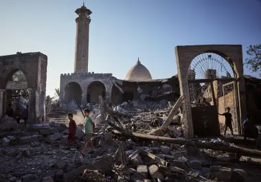 Palestinos inspeccionan la mezquita Abu Salim un día después de un ataque aéreo israelí, en Deir al-Balah, en el centro de la Franja de Gaza, el 25 de agosto de 2026.