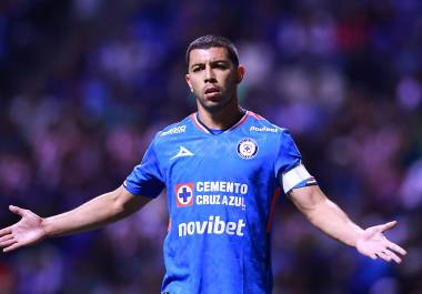 Érik Lira tiene en sus manos la última decisión para concretar su salida de Cruz Azul con destino al Al Jazira.