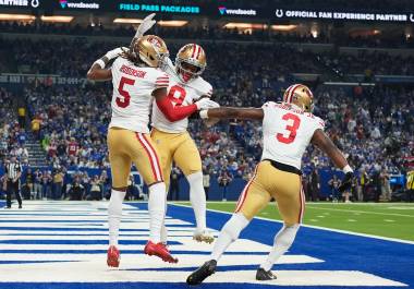 Los 49ers de San Francisco celebran la victoria que asegura su lugar en los playoffs de la NFL.