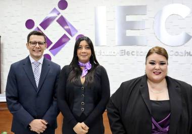 Los tres nuevos consejeros del Instituto Electoral de Coahuila, Patricia González, Layla Miranda y Marco Yeverino, durante la sesión en la que tomaron protesta y asumieron oficialmente sus cargos.
