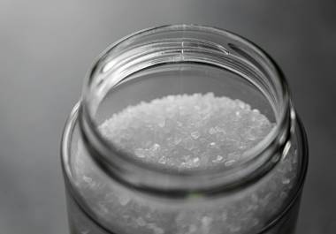 Dejar un frasco con sal gruesa al lado de la cama es una acción sencilla que, dentro del Feng Shui, simboliza limpieza energética y protección nocturna.