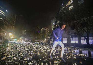 Joe Lindquist, de 32 y residente en St. Petersburg, camina sobre ladrillos caídos junto a una grúa derribada en la 1st Avenue Southl cerca de las oficinas del diario Tampa Bay Times, en St. Petersburg, Florida.