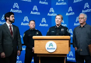 La jefa de policía de Austin, Lisa Davis, da una conferencia de prensa en el Ayuntamiento de Austin, el 20 de septiembre de 2026, después de que un agente federal de inmigración disparó e hirió a un hombre en North Austin, Texas.
