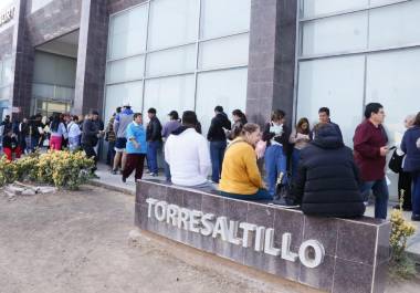 Contribuyentes acudieron a la oficina de la Administración Fiscal de Coahuila este fin de semana para aprovechar los descuentos del Buen Fin.