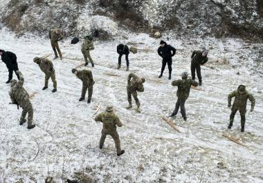 En Ucrania, miles de voluntarios entrenan en los bosques de las afueras de Kiev en caso de una posible invasión de Rusia.