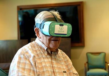 Jim Holtshouse observa un video a través de un casco de realidad virtual Rendever en la comunidad de jubilados Forum at Rancho San Antonio en Cupertino, California.