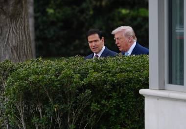 El presidente Donald Trump sale del Despacho Oval junto al secretario de Estado Marco Rubio antes de partir en el helicóptero Marine One desde el jardín sur de la Casa Blanca.