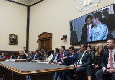 A finales de julio, un agente del FBI solicitó a sus colegas que comenzaran una tarea delicada relacionada con Jeffrey Epstein, enumerando los nombres de 14 hombres prominentes, con el presidente Trump a la cabeza.