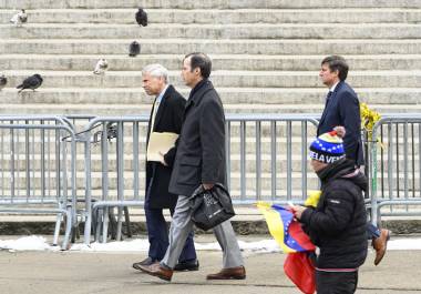Un abogado de Nicolás Maduro, el líder venezolano que fue secuestrado de su país por las fuerzas estadounidenses el mes pasado y acusado de delitos federales, afirma que la administración Trump impide que el gobierno venezolano pague los honorarios legales de Maduro.