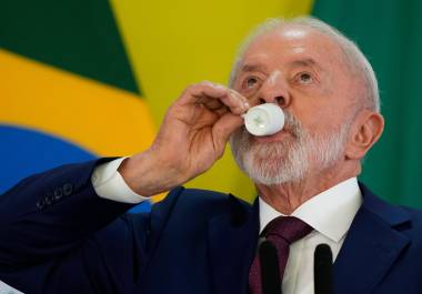 El presidente brasileño Luiz Inácio Lula da Silva toma un sorbo de café durante una rueda de prensa en Brasilia el 18 de diciembre del 2025. . (AP foto/Eraldo Peres)