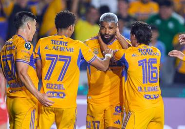 Rodrigo Aguirre celebra uno de sus goles en su debut oficial con Tigres en la Concachampions.