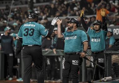 Saraperos de Saltillo y Sultanes de Monterrey protagonizaron un duelo con causa ante más de 10 mil aficionados en el Estadio Madero.