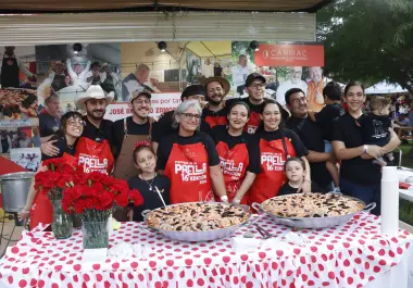 Acción. El jurado recorrió los espacios de los competidores para valorar desde la preparación del arroz hasta la intensidad de los fondos y la combinación de ingredientes.