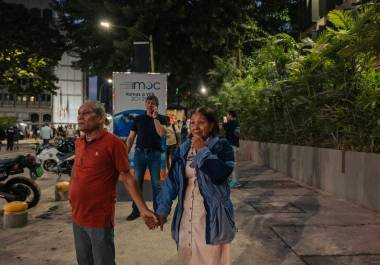 Vecinos de la capital y de ciudades como San Felipe y Valencia salieron en masa a las calles tras el pánico y la confusión generados por dos fuertes sismos consecutivos, el mayor de ellos con una magnitud de 7,5.