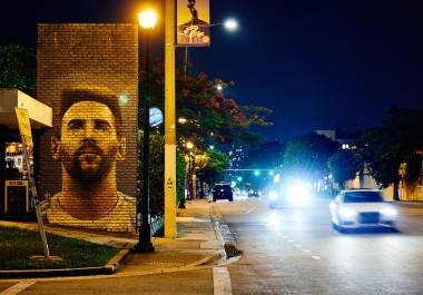Un mural de la superestrella del fútbol Lionel Messi, en un restaurante argentino en Miami, Florida.