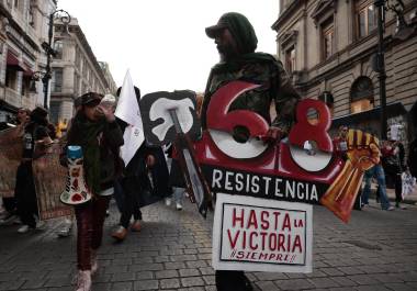 Manifestantes protestan este miércoles por el 56 aniversario de la masacre de Tlatelolco, en Ciudad de México.