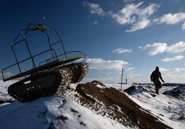 Entrenamiento con un vehículo no tripulado, en la región de Donbás, al este de Ucrania, en 2025. Los batallones de robots terrestres llevan a cabo ahora miles de misiones cada mes.