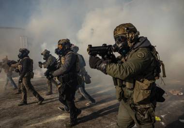 Mientras que los agentes locales pueden ser demandados bajo la Sección 1983, los oficiales federales como los de ICE gozan de una inmunidad que nuevas propuestas legales buscan limitar.