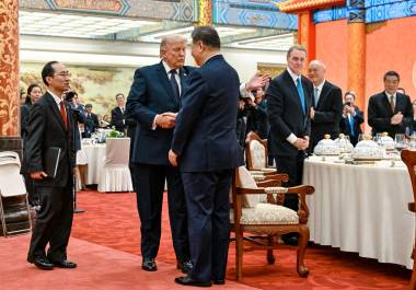 Donald Trump y Xi Jinping durante el cierre de su cumbre del viernes en Pekín, un encuentro que analistas consideran que ha servido para “educar” al presidente estadounidense sobre la cuestión de Taiwán.