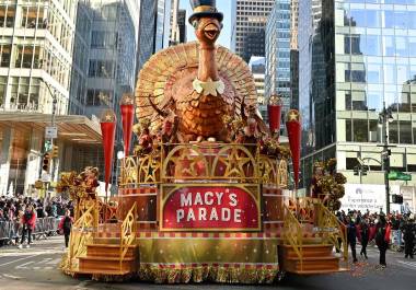 El Macy’s Thanksgiving Day Parade 2025 ilumina Nueva York con música, globos gigantes y estrellas invitadas como Cynthia Erivo, Lainey Wilson y el elenco de “KPop Demon Hunters”.