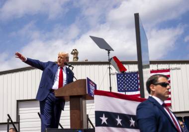 El expresidente Donald Trump, candidato republicano a la presidencia, da un discurso detrás de un cristal blindado en un mitin de campaña en Asheboro, Carolina del Norte, el 21 de agosto de 2024