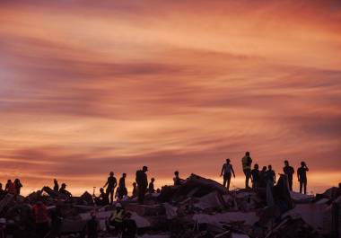 Una escena dramática de los esfuerzos de rescate en el caos que siguió al terremoto masivo en Haití en 2010.