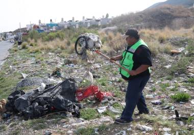 Cuadrillas municipales realizaron retiro de basura, deshierbe y mantenimiento en áreas verdes de Lomas Verdes y otros sectores de Saltillo.