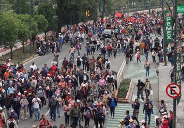 Maestros de la CNTE avanzan sobre Calzada de Tlalpan de regreso al Centro de la Ciudad de México.