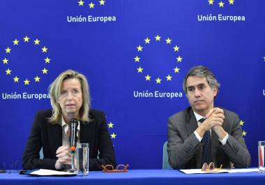 El argumento central es que estas organizaciones han dejado de ser meros delincuentes comunes para convertirse en actores insurgentes capaces de amenazar la seguridad del mercado interior europeo.