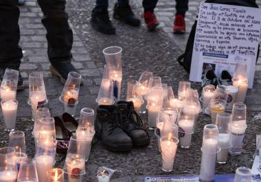 ‘Presidenta, ¿ahora sí nos ve?’, dibujan campo de exterminio de Teuchitlán en Zócalo: En la protesta pacífica fueron colocados zapatos y veladoras en conmemoración a víctimas de la desaparición forzada.