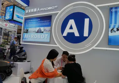 Aendedores de robots con AI esperan la llegada de clientes en la 137ma Feria de Cantón en Guangzhou, en la provincia de Guangdong en el sur de China, el 16 de abril de 2025.