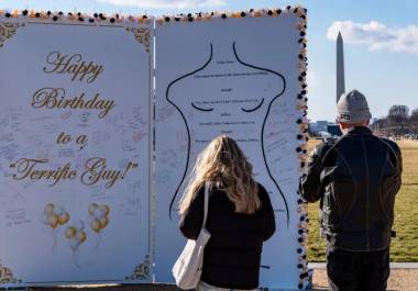 Personas observan una instalación de arte de protesta para conmemorar el cumpleaños de Jeffrey Epstein, el 20 de enero de 1953, en el National Mall, el lunes 19 de enero de 2026, en Washington.