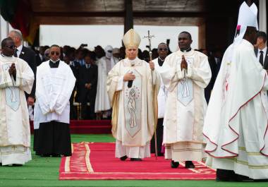El papa León XIV llega al aeropuerto de Yaundé Ville para oficiar una misa, en Camerún, el 18 de abril de 2026, en el sexto día de su viaje pastoral por África.