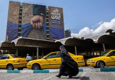 Mural en Teherán con el texto “Irán nunca se someterá a la intimidación”, ilustrando la postura de Irán en el estrecho de Ormuz.