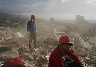 Rescatistas en medio de la destrucción tras los sismos en La Guaira, Venezuela, el 6 de julio del 2026.
