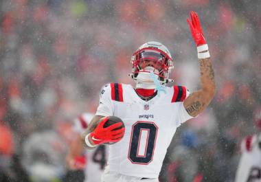 Los Patriots celebran el triunfo 10-7 ante los Broncos de Denver en condiciones de nieve y viento, resultado que les dio el primer boleto al Super Bowl LX de la NFL.
