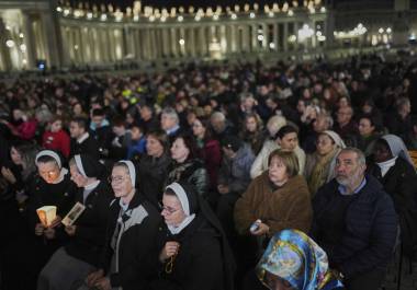 Fieles católicos se reúnen para rezar el Rosario por el papa Francisco en la plaza de San Pedro del Vaticano, el sábado 8 de marzo de 2025. FOTO: