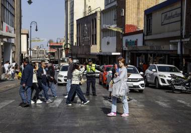 Elementos de Protección Civil y Bomberos de Saltillo recorren cruceros y zonas de alta afluencia para detectar y retirar la venta ilegal de pirotecnia durante la temporada decembrina.