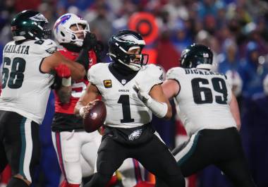 Jalen Hurts lideró la ofensiva de Filadelfia en la primera mitad antes de que la lluvia complicara el desarrollo del juego.