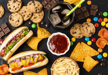 Estos productos, típicamente definidos como alimentos y bebidas elaborados con ingredientes que no se encontrarían en la cocina de una casa.