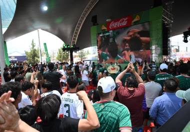 La pantalla gigante instalada en la explanada principal congregó a cientos de aficionados durante la transmisión del partido inaugural.