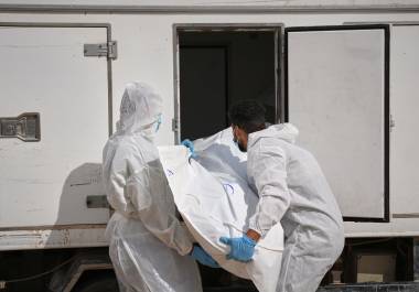 Cuerpos de palestinos no identificados devueltos por Israel son introducidos en un camión para su posterior entierro, en el hospital Nasser, en Jan Yunis, Gaza, el 14 de noviembre de 2025.