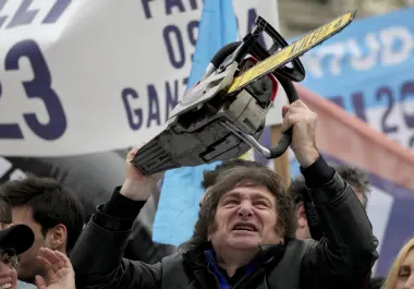 El entonces aspirante a la presidencia Javier Milei blande una motosierra durante un acto de campaña en La Plata, Argentina, el martes 12 de septiembre de 2023.