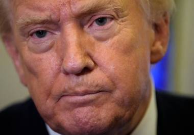 El presidente Donald Trump escucha la pregunta de un periodista mientras vuela a bordo del Air Force One desde la Base Conjunta Andrews, Maryland, a West Palm Beach, Florida.