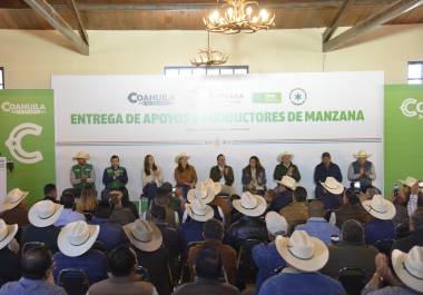 El gobernador Manolo Jiménez encabezo la ceremonia de entrega de apoyos a productores manzaneros de Arteaga.