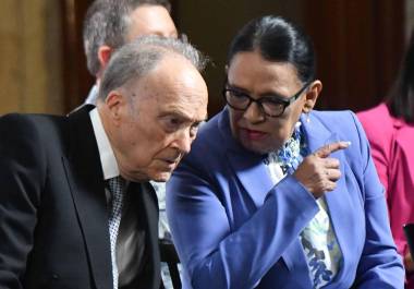 Rosa Icela Rodríguez, asegura Riva Palacio, visitó a Gertz Manero, a quien le dijo que “que había caído de la gracia del expresidente”, quien le pedía su renuncia en la FGR.